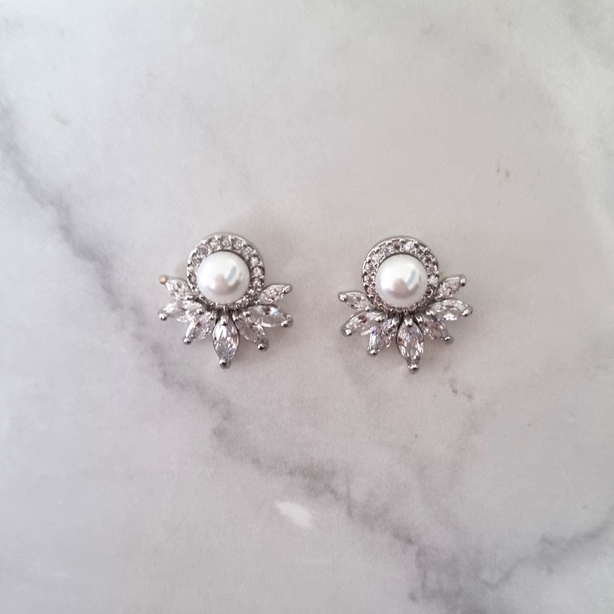 AP481 ARETES PLATEADOS PERLA CON 7 HOJITAS