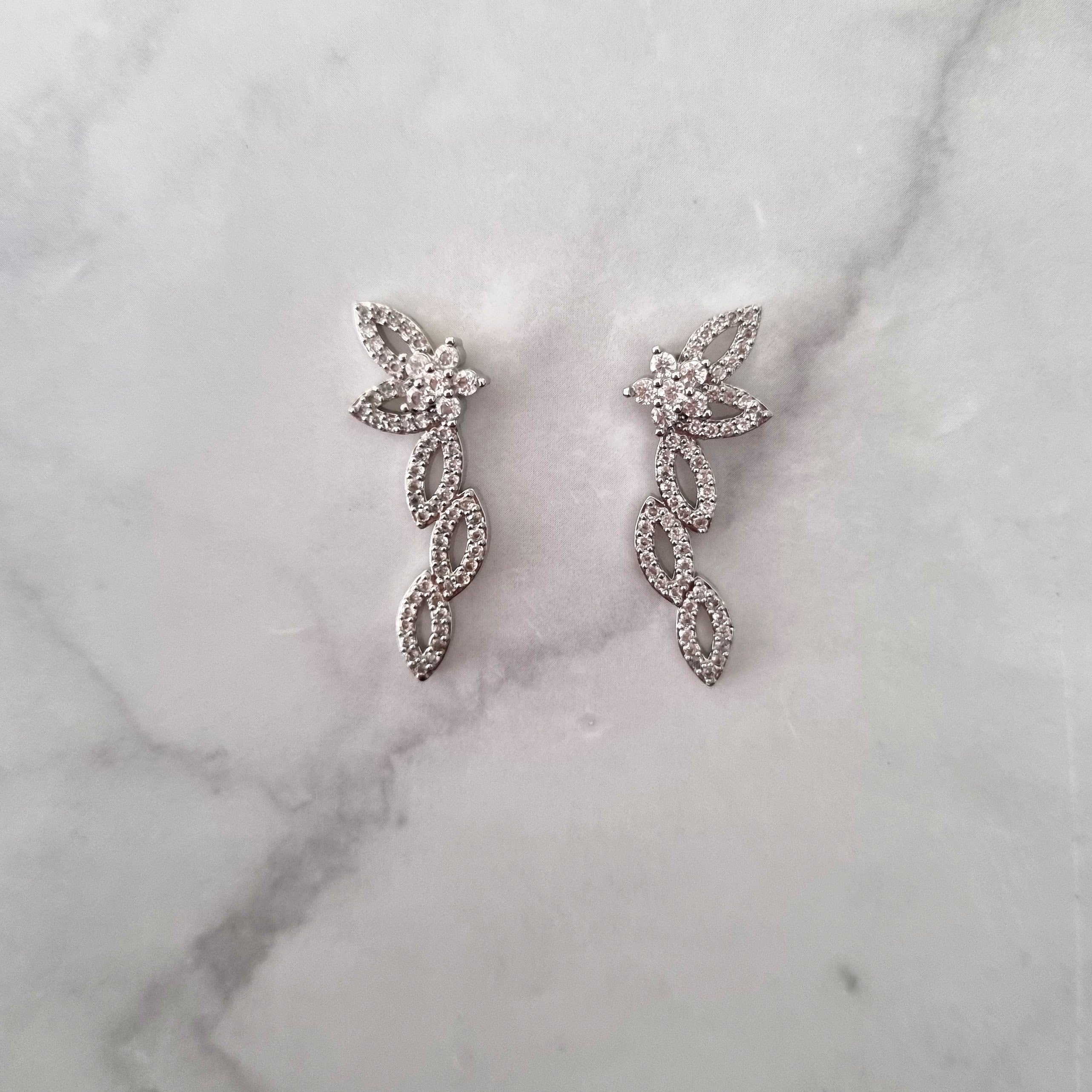 AP314 ARETES PLATEADOS HOJAS CIRC MINI FLOR