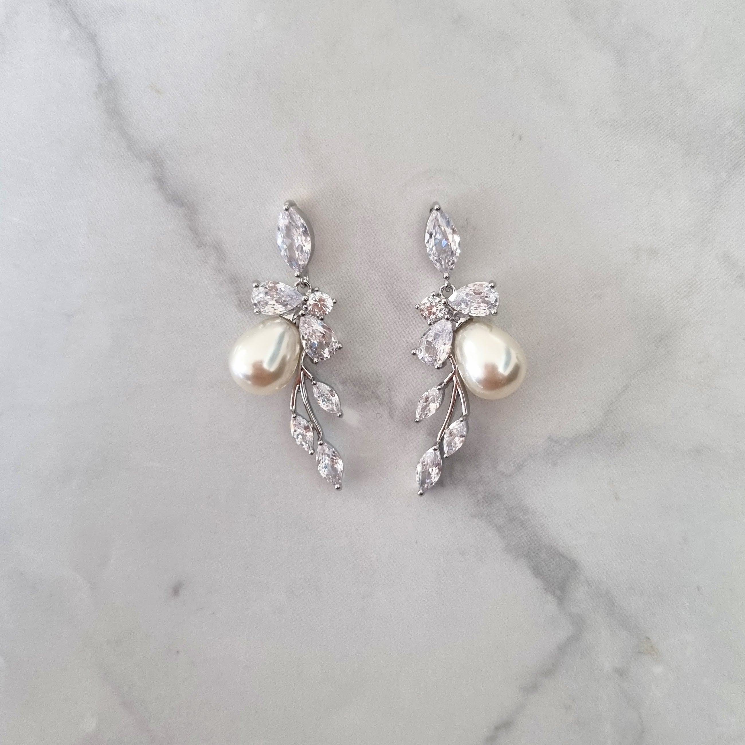 AP823 ARETES PLATEADOS RACIMO CON PERLA