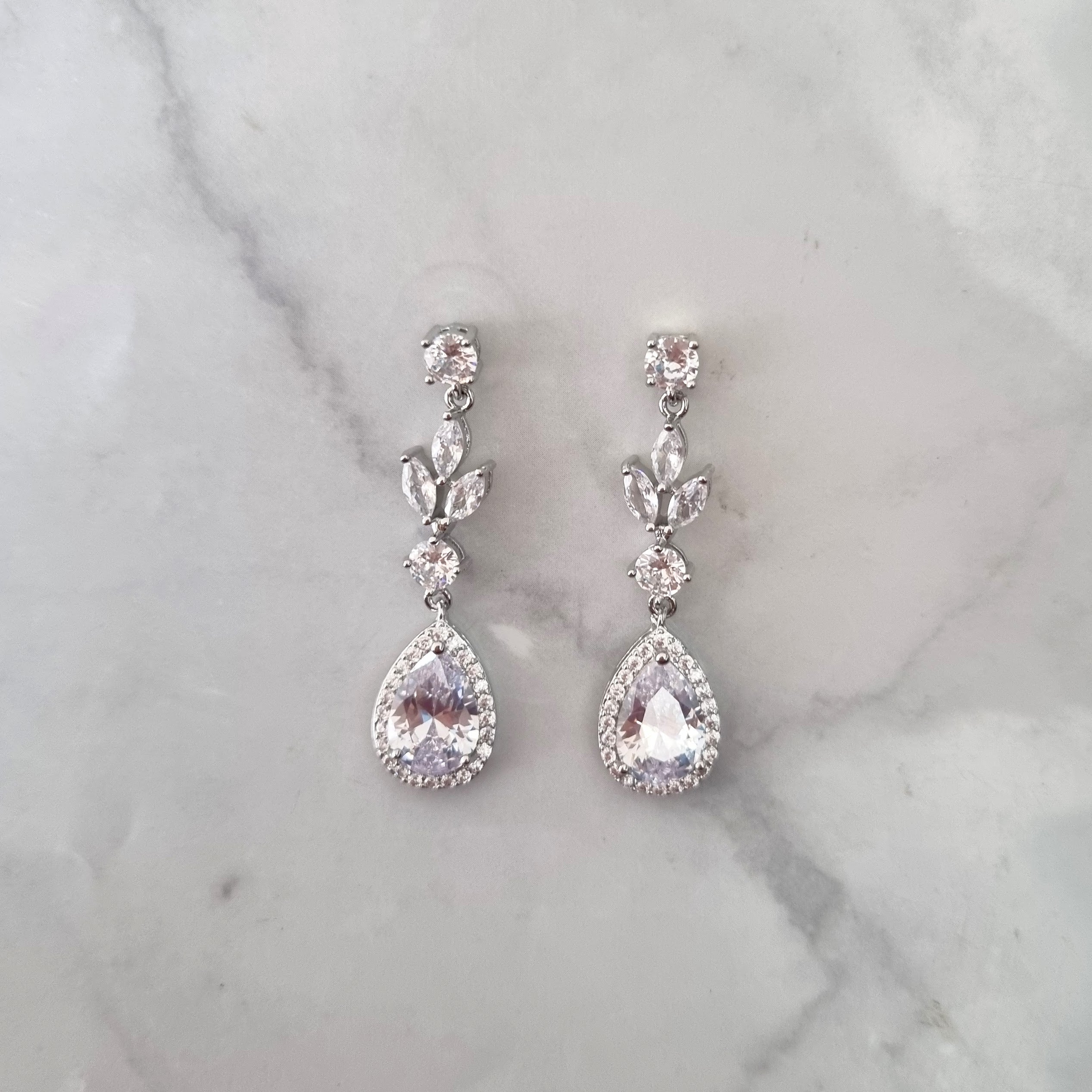 AP874 ARETES PLATEADOS HOJAS GOTA C MARC