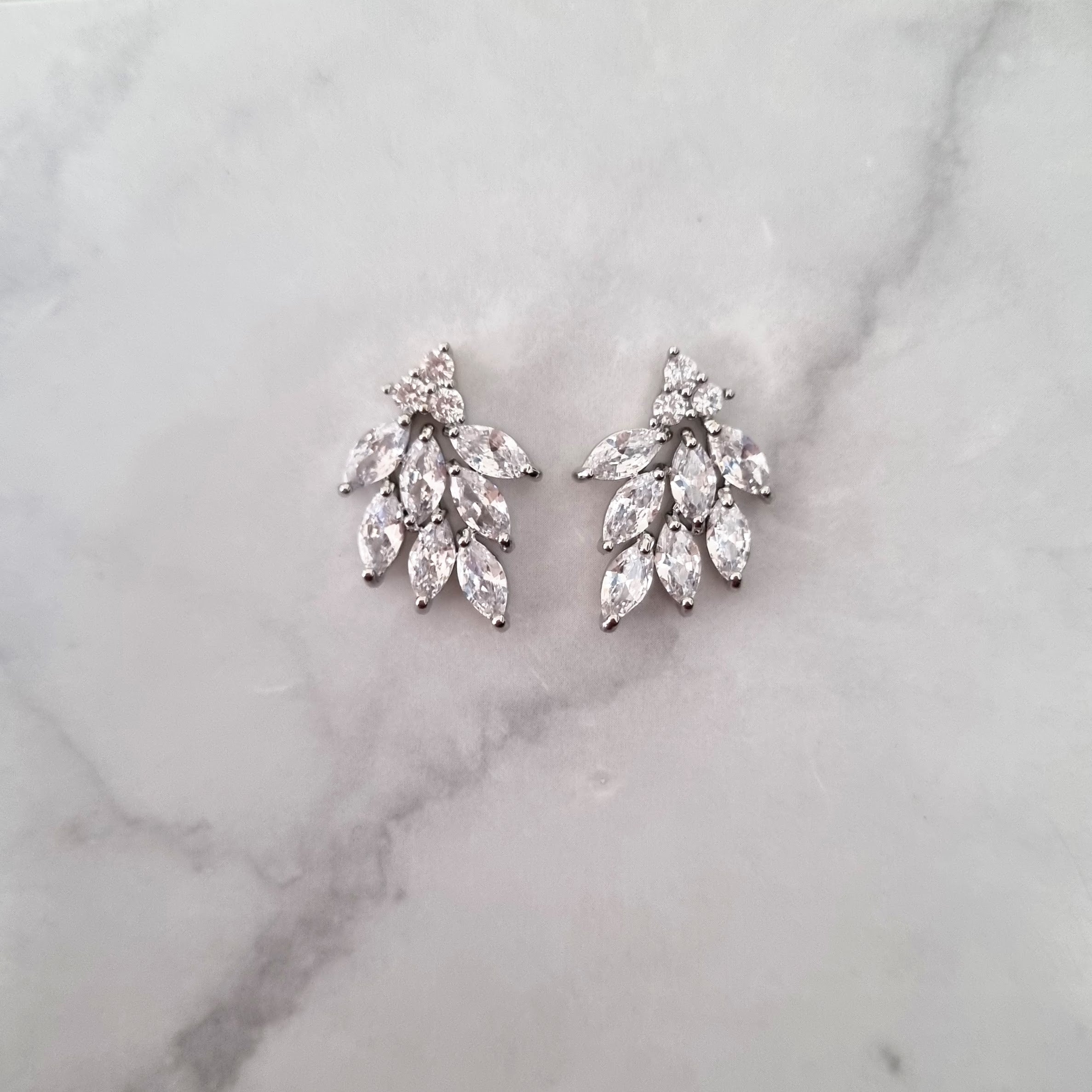 AP604 ARETES PLATEADOS RACIMO LADO