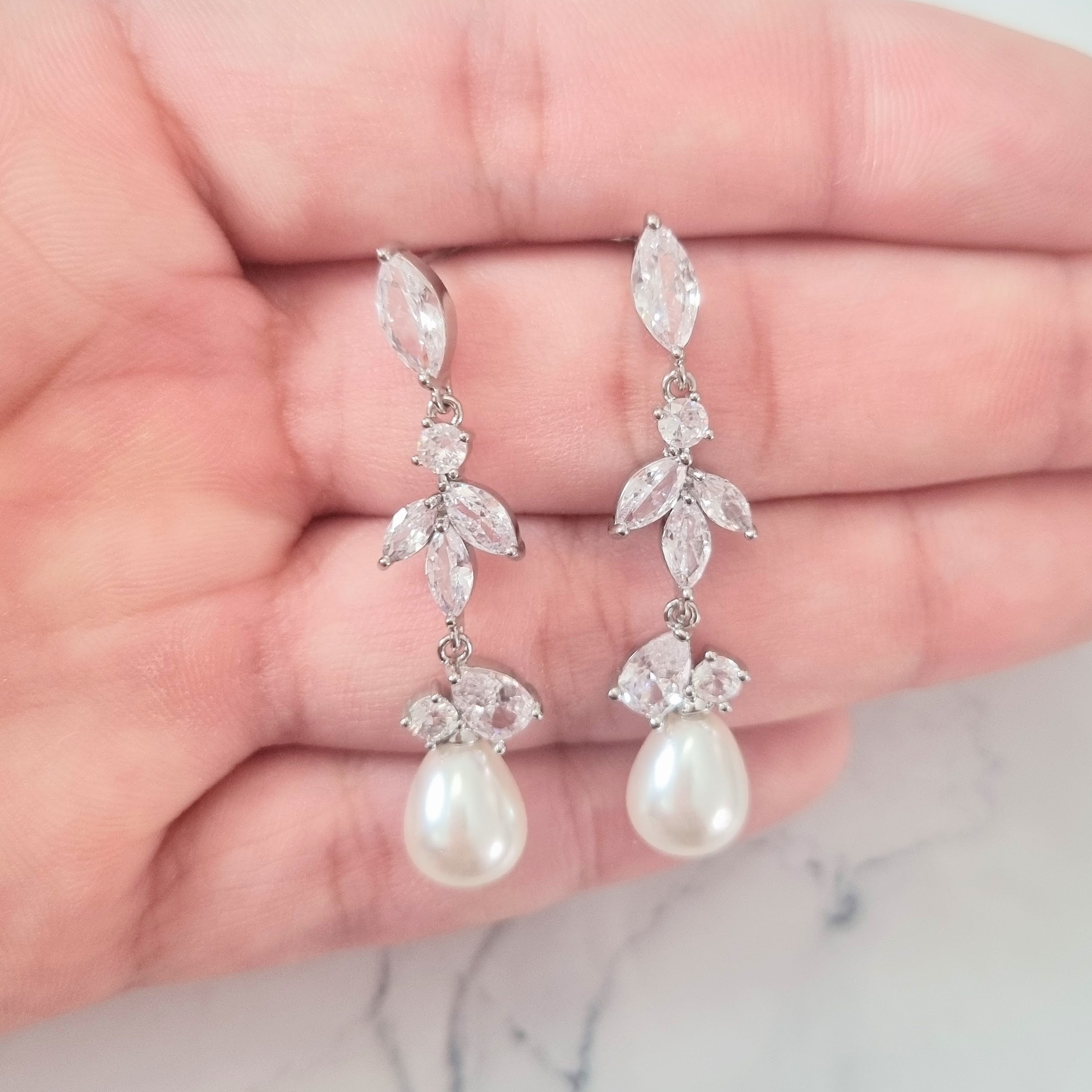 AP127 ARETES PLATEADOS HOJAS Y PERLA