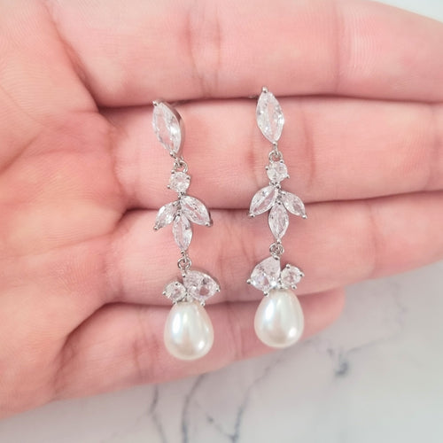 AP127 ARETES PLATEADOS HOJAS Y PERLA