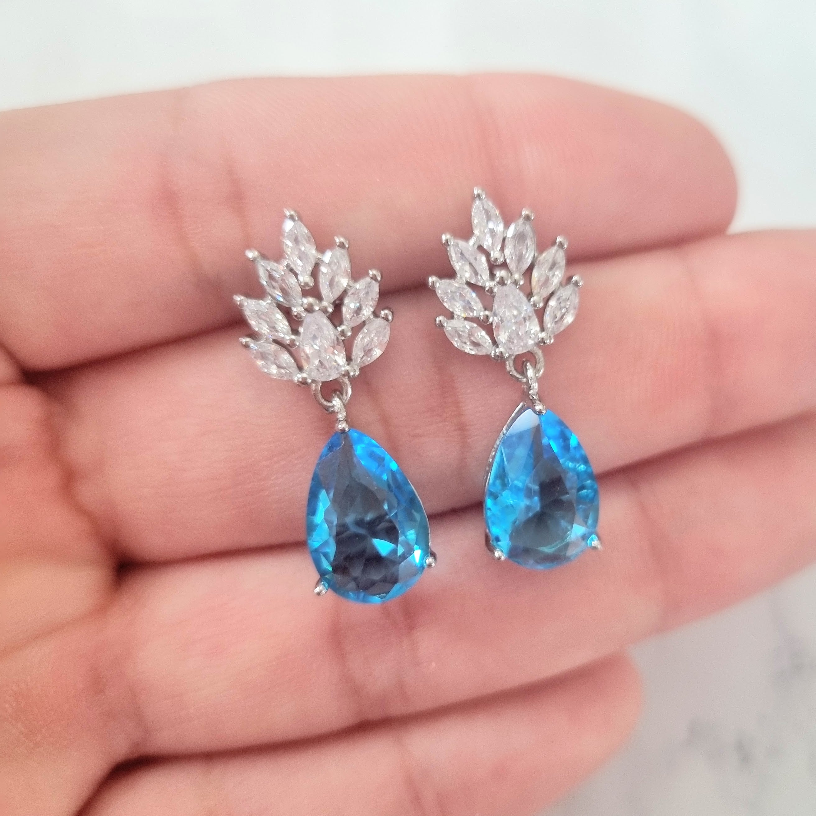 AP129 ARETES PLATEADOS HOJAS Y GOTA AQUAMARINA