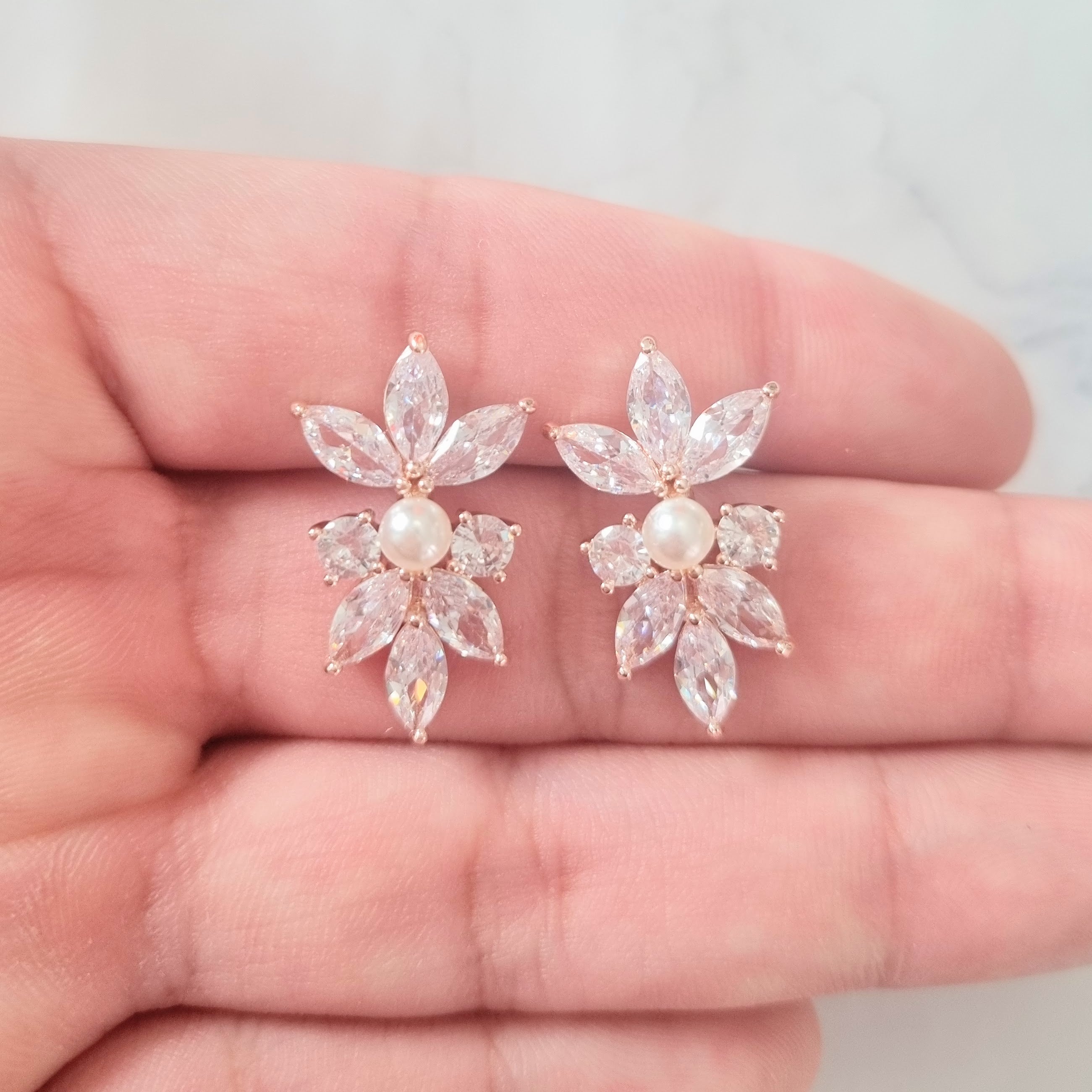 AR102 ARETES ROSAS STUD CON 1 PERLA