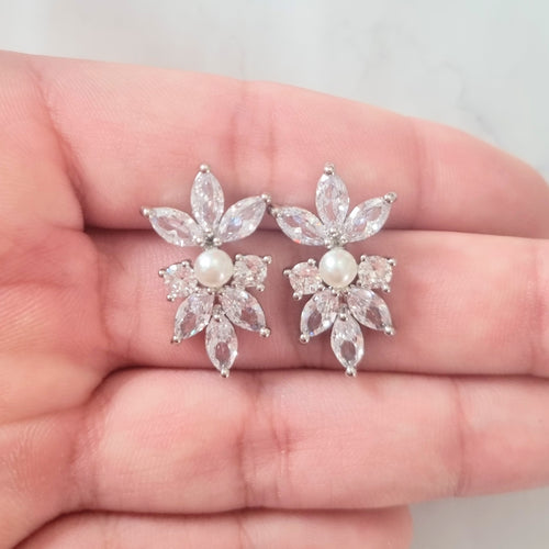 AP101 ARETES PLATEADOS STUD CON 1 PERLA