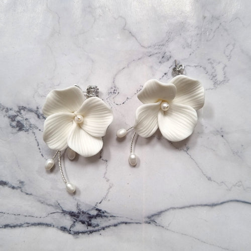 AP134 ARETES PLATEADOS CON FLOR PASTA