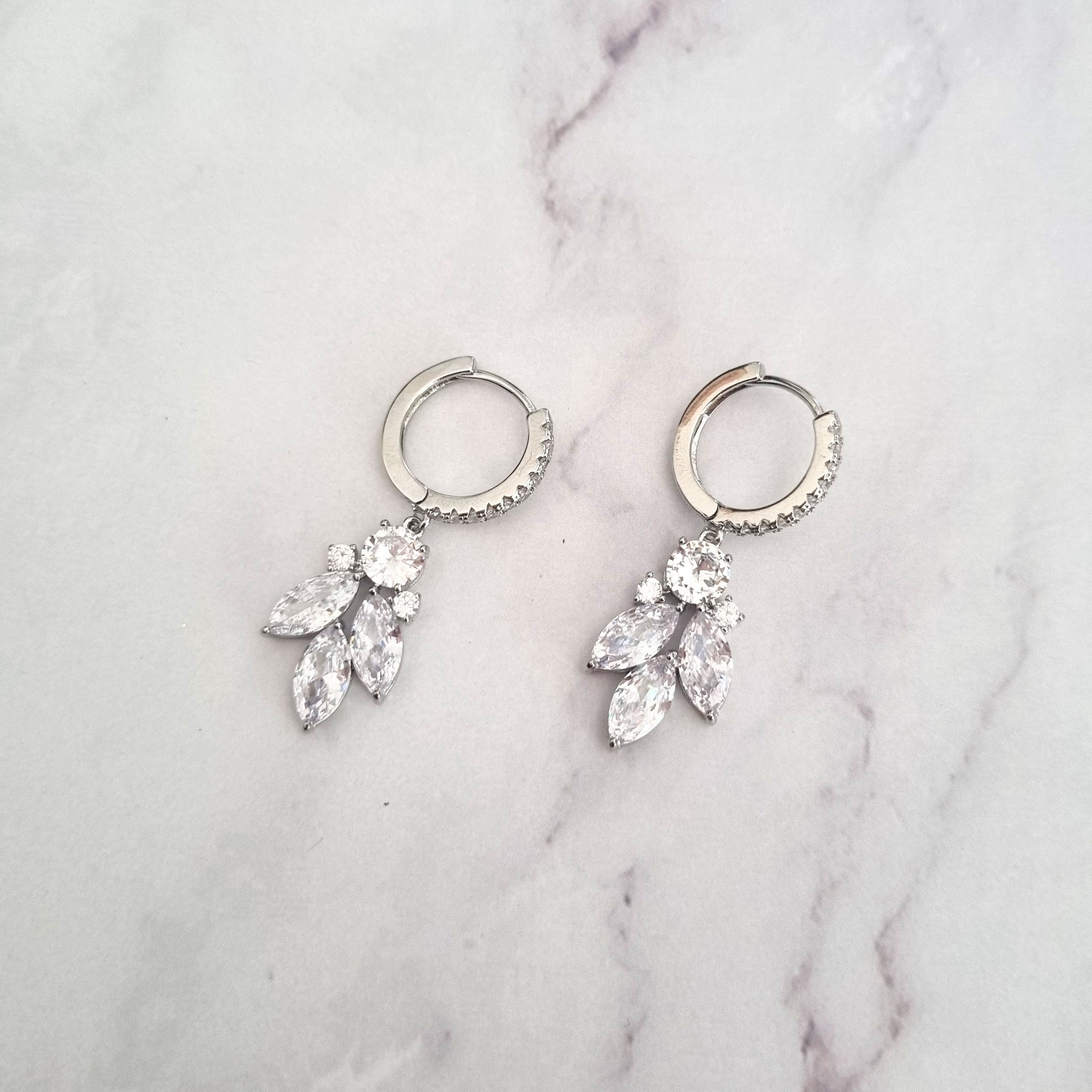 AP154 ARETES PLATEADOS HUGGIES HOJITAS Y CIRC