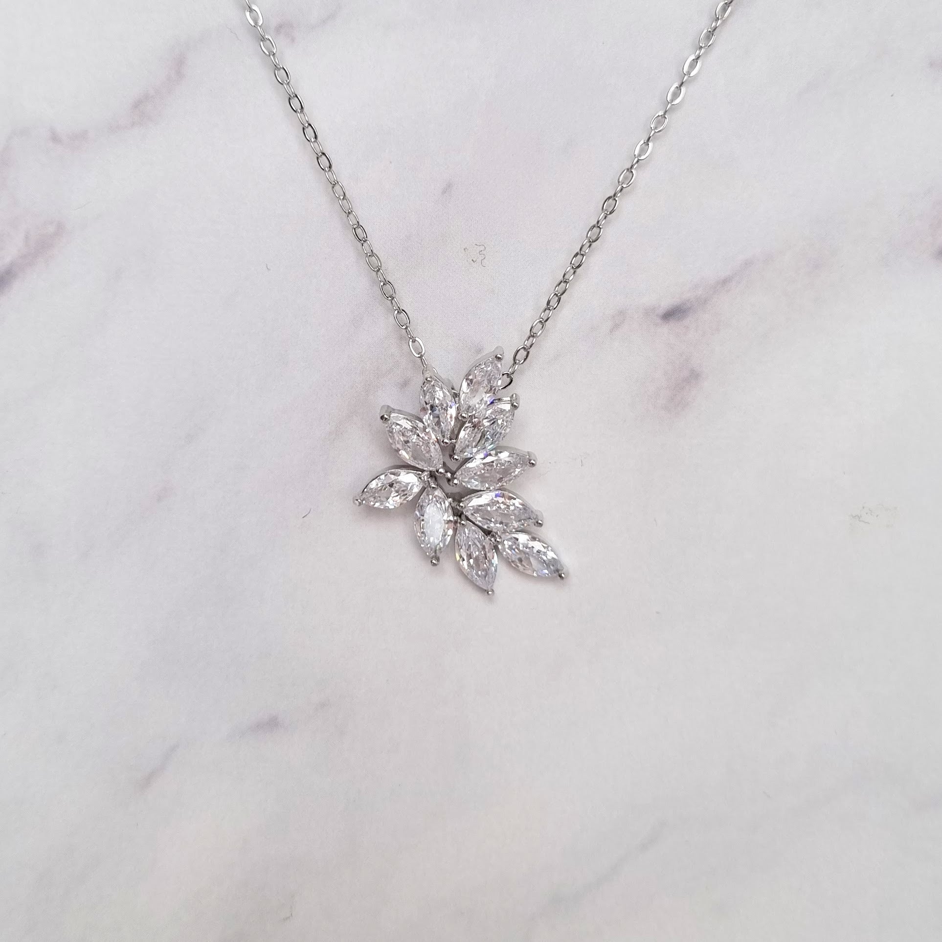 CP667 COLLAR PLATA MARQ LADO GRANDE