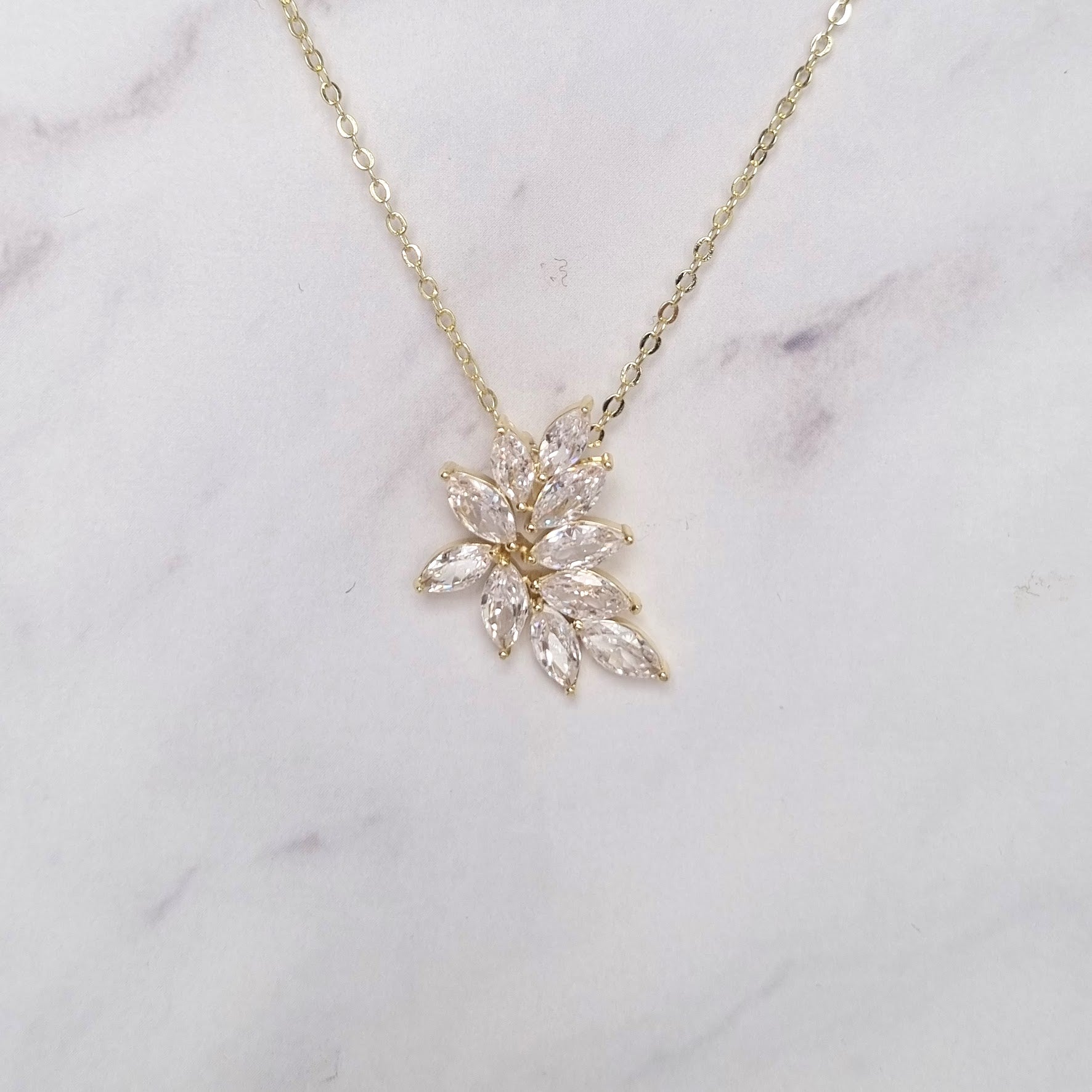CP669 COLLAR DORADO MARQ LADO GRANDE