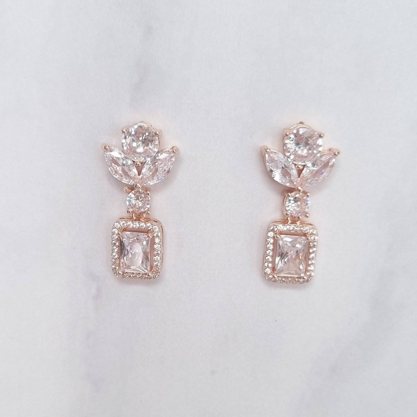 AR168 Aretes Rosas Hojas Circ y Baguette