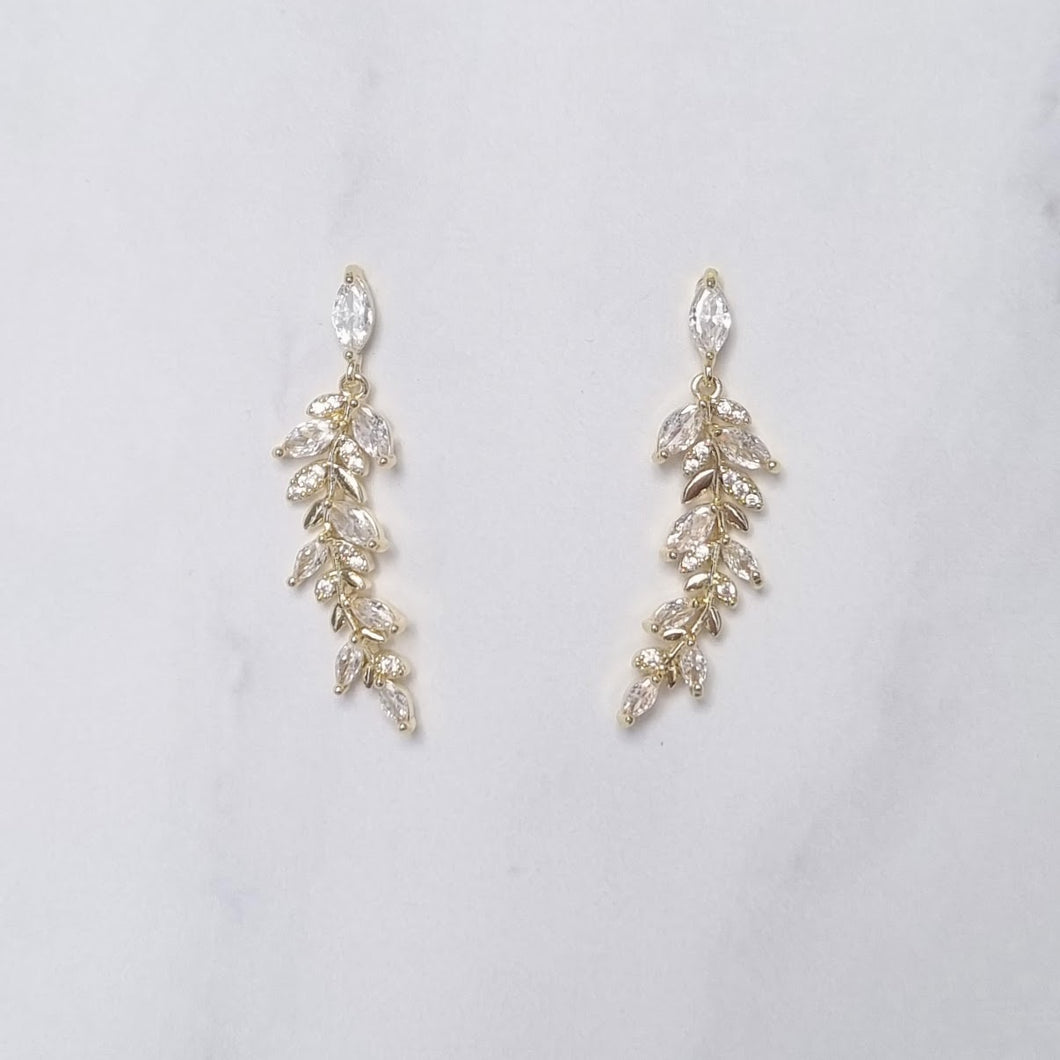 AD303 ARETES DORADOS MINI LARGOS HOJITAS