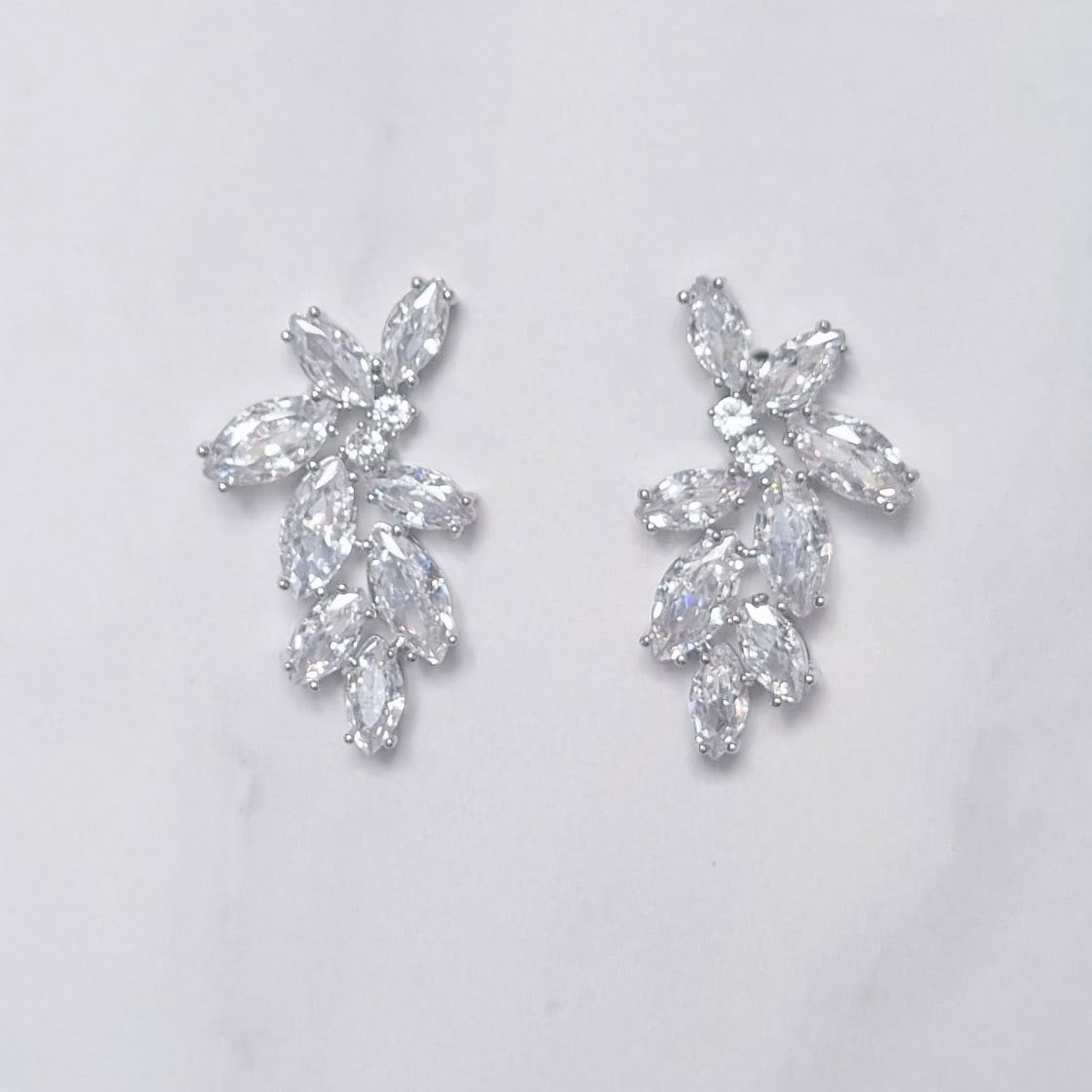 AP725 ARETES PLATEADOS MARQ LADO