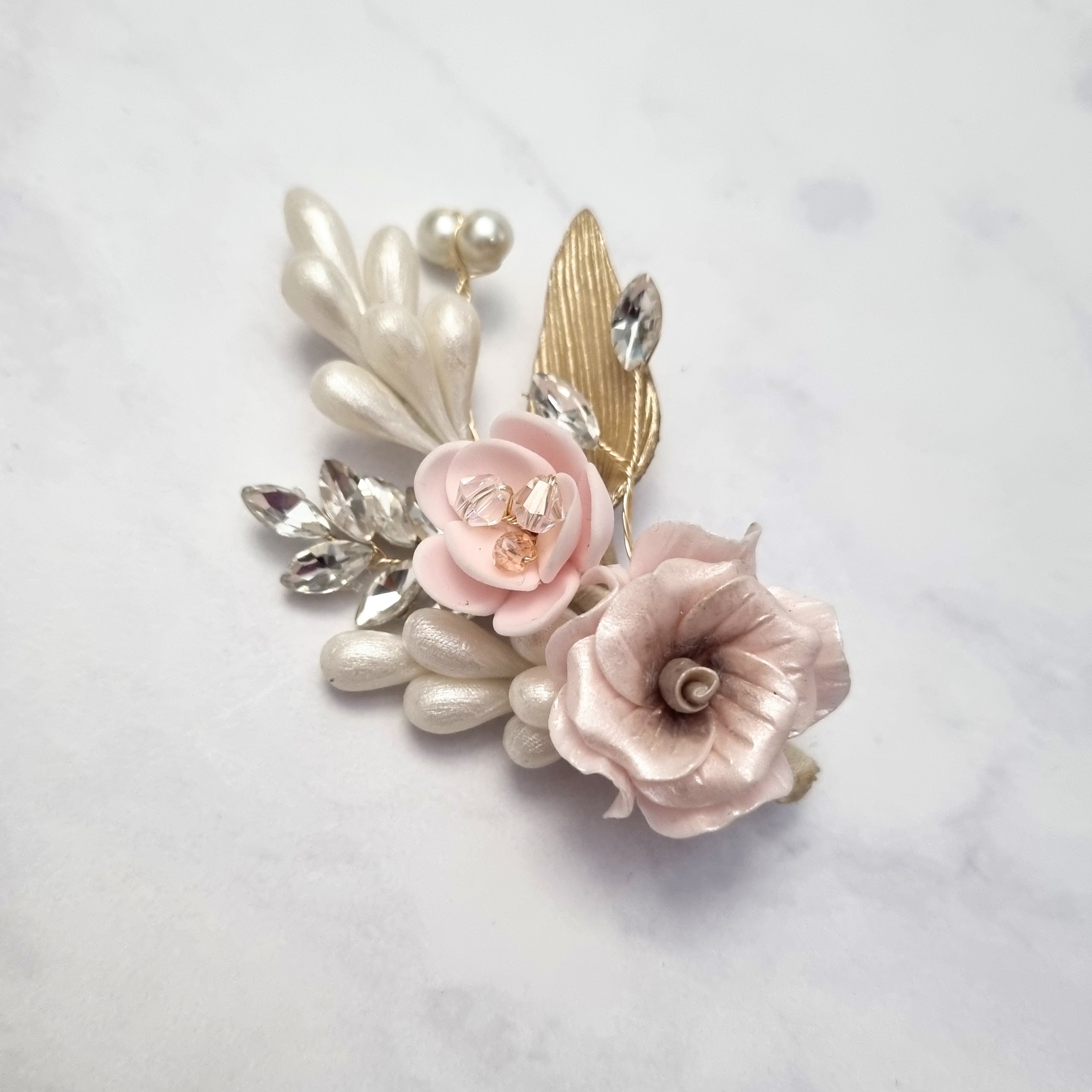 BOUTTONIERE AZAHARES ROSA CON DORADO Y CRIST
