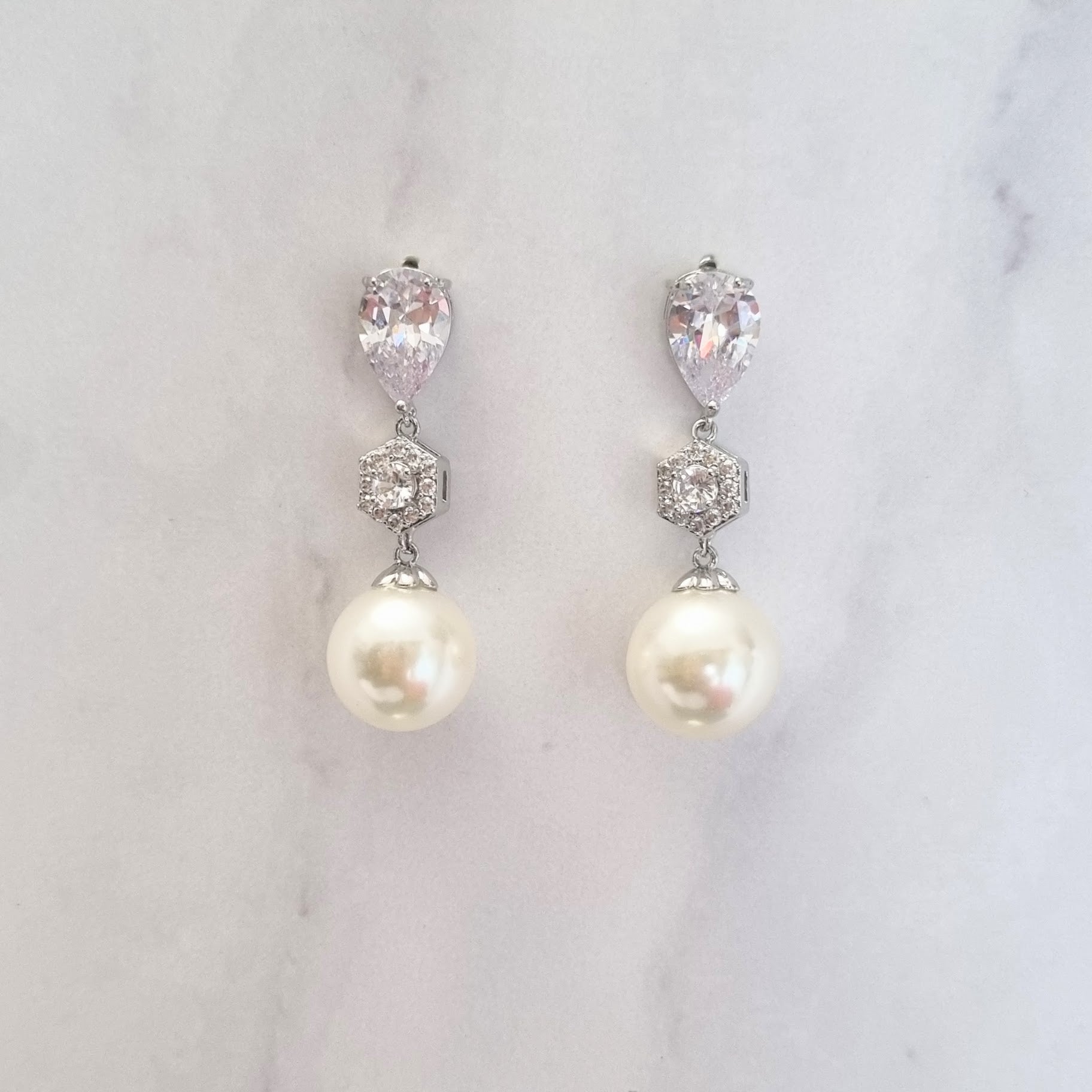 AP194 ARETES PLATEADOS PERLA HEXAGONO GOTA