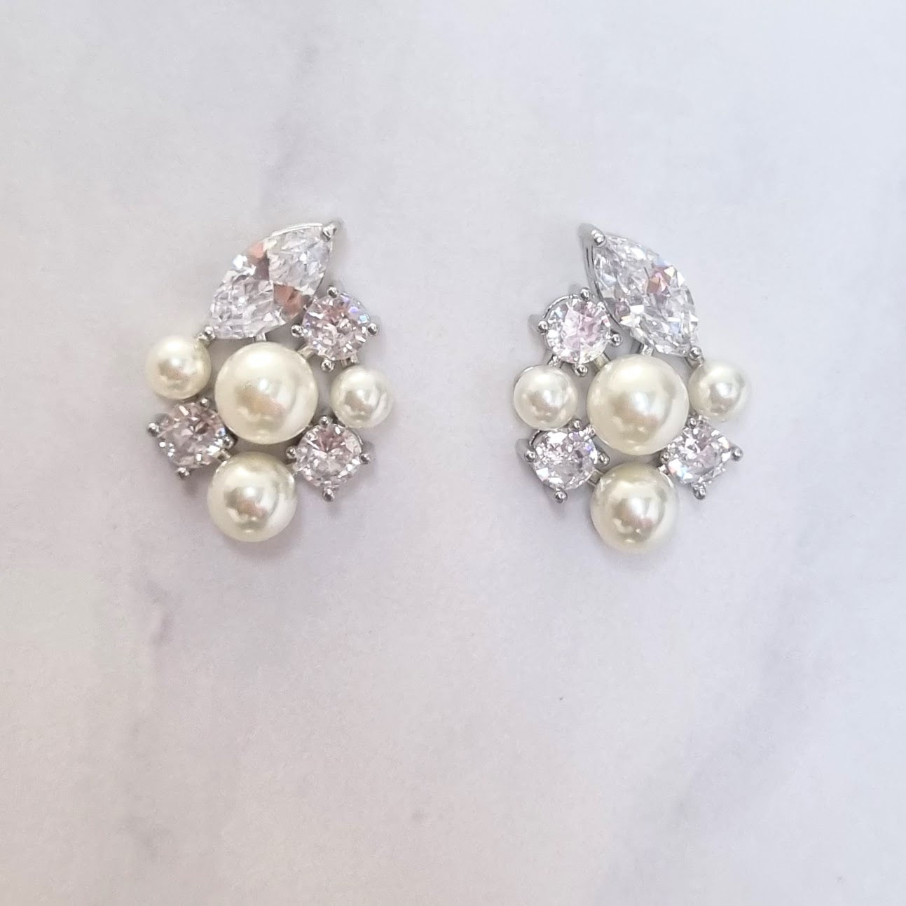 AP189 ARETES PLATEADOS STUD CON PERLAS