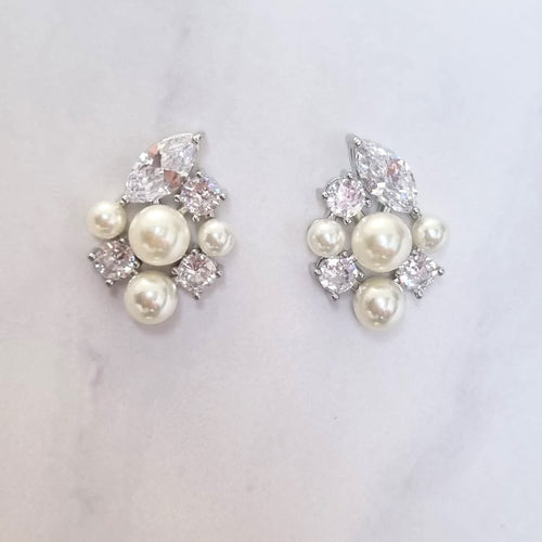 AP189 ARETES PLATEADOS STUD CON PERLAS