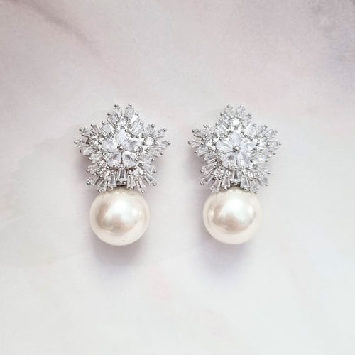 AP211 Aretes Plateados Estrella con Perla