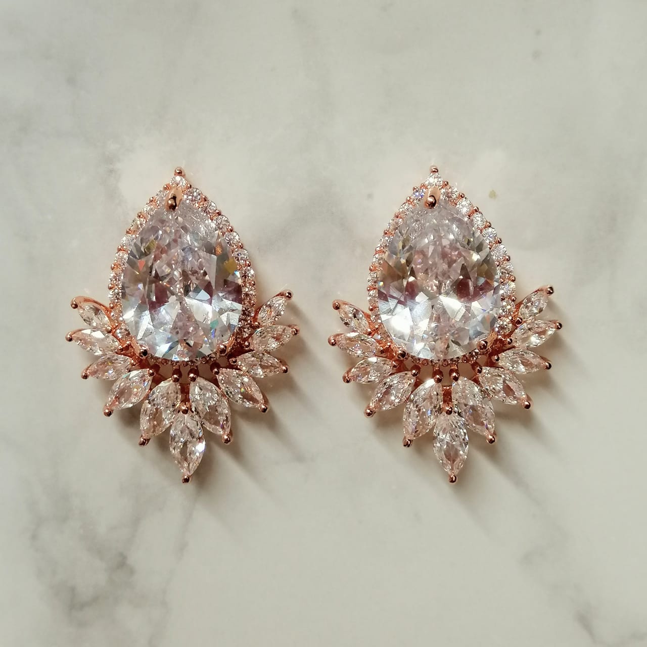 AR717 ARETES ROSA GOTA Y MARQ ABAJO