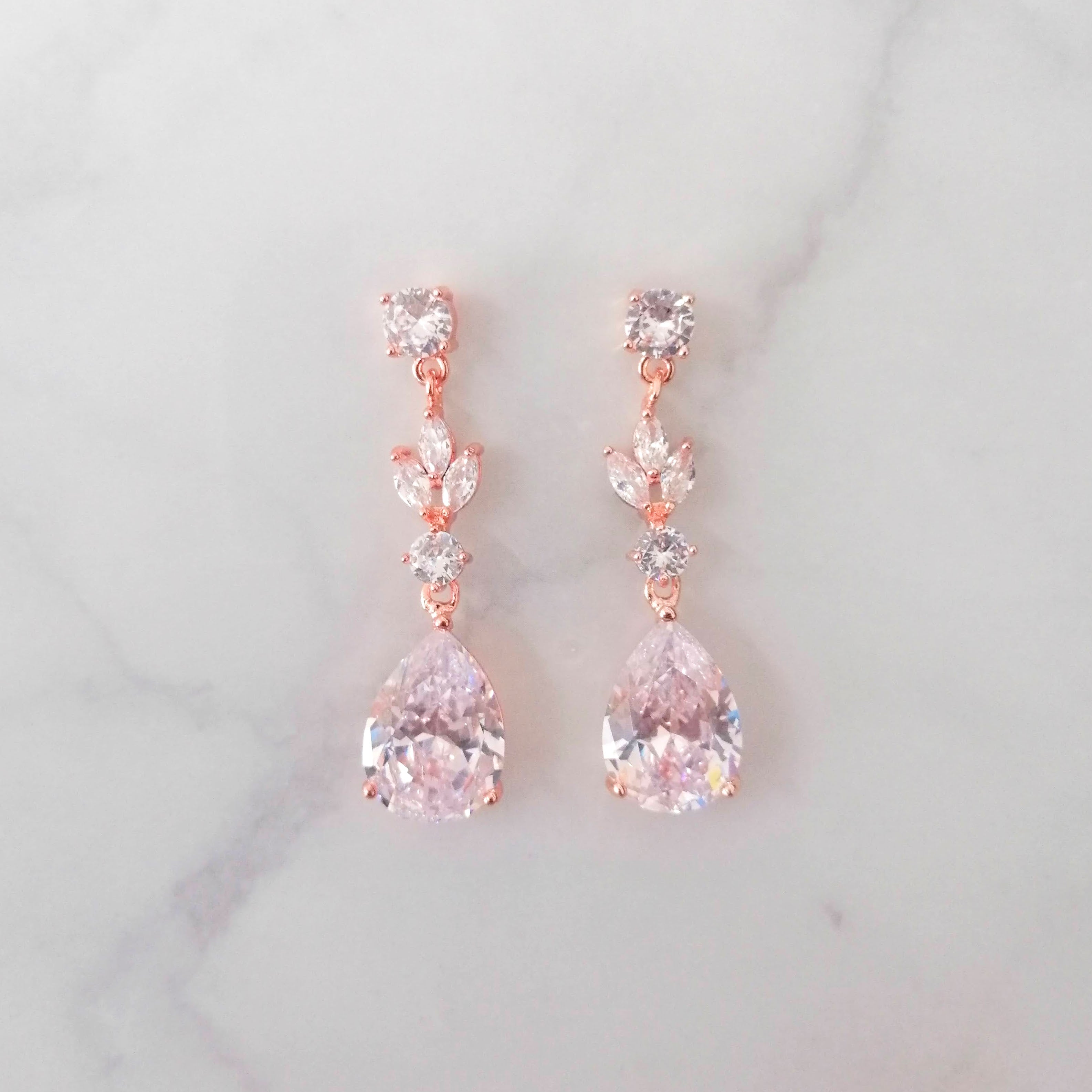 AR897 ARETES ROSAS GOTA Y DELG CIN HOJ