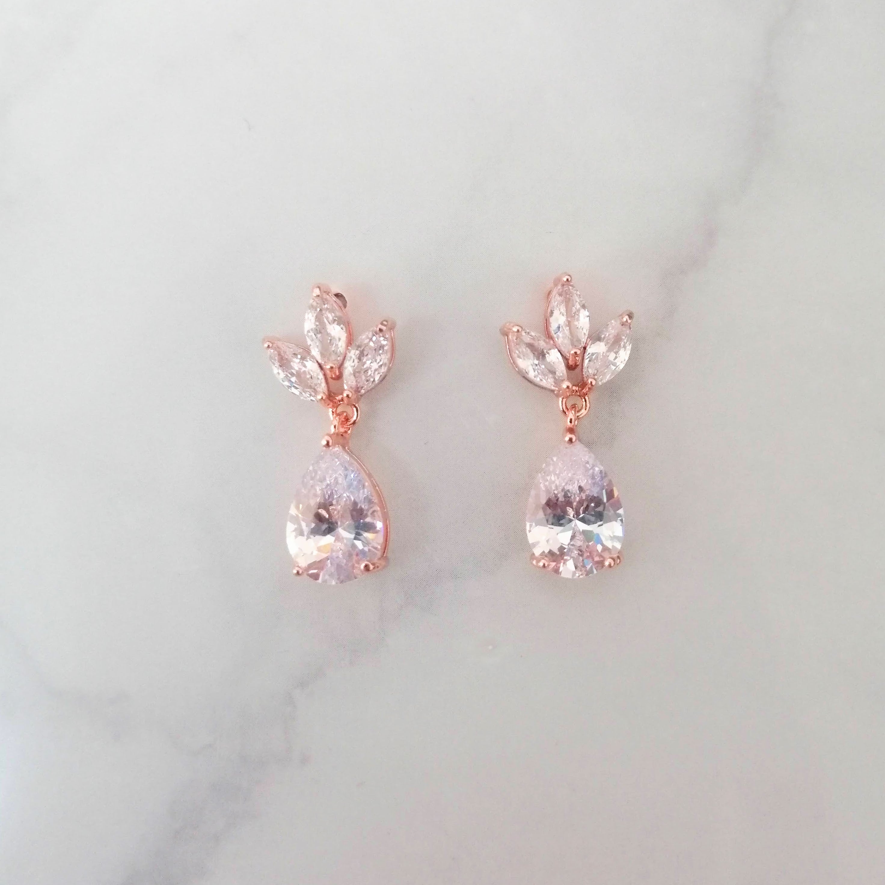 AR899 ARETES ROSAS MINI 3 HOJAS Y GOTA0