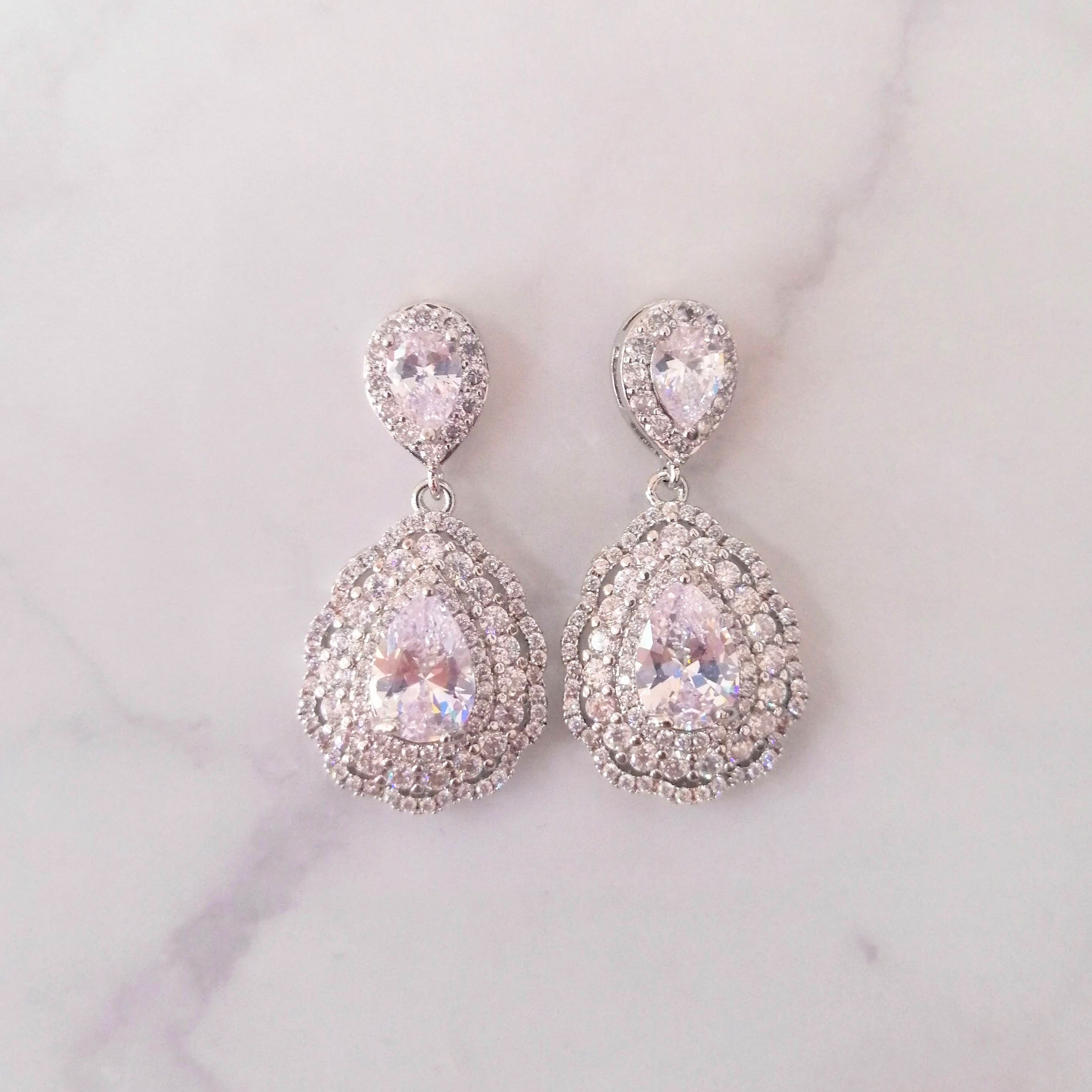 AP898 ARETES PLATEADOS GOTA MARC ONDAS