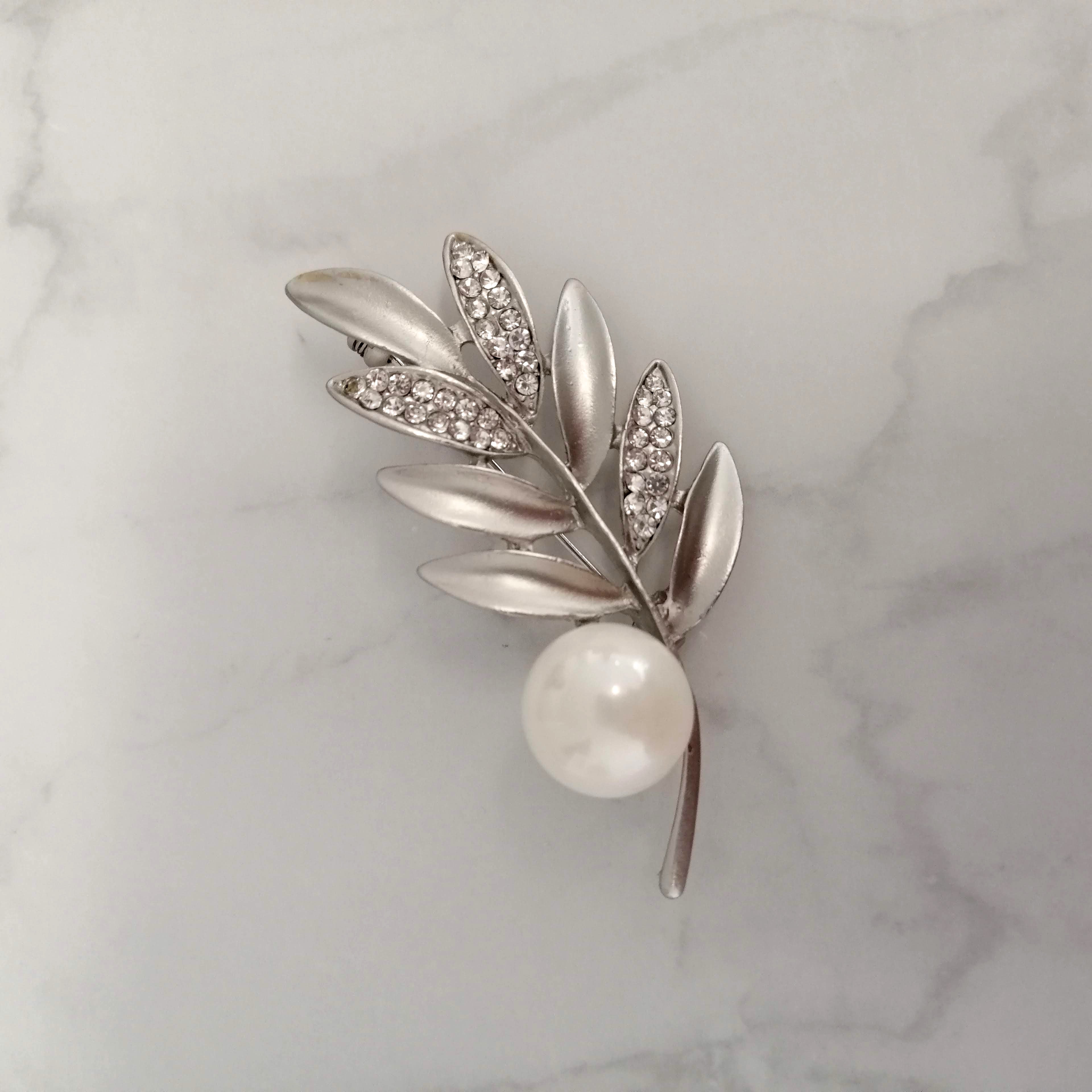 BP263 BOUTTONIERE PLATEADO CON PERLA