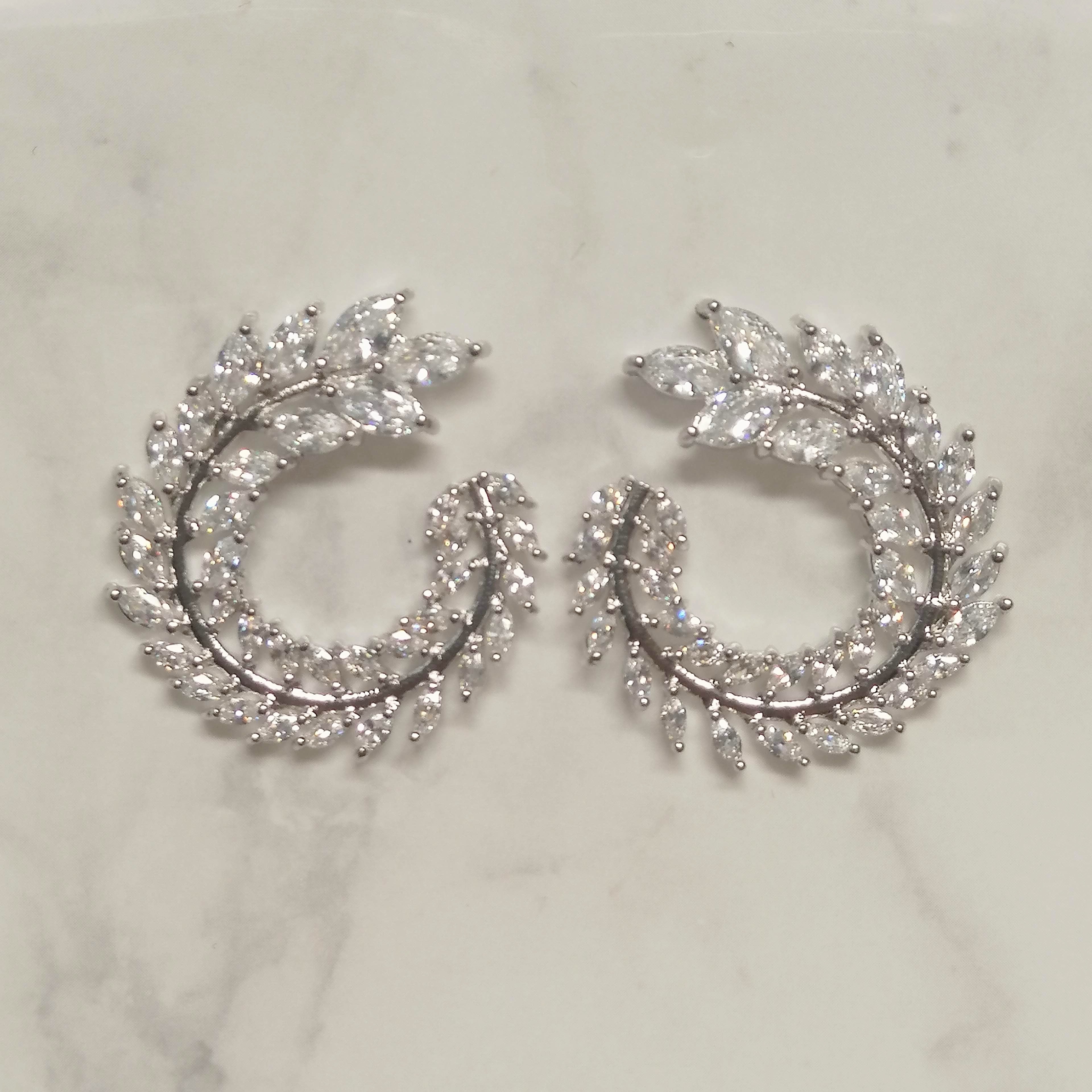 AP103 ARETES PLATA DE HOJITAS EN CÍRCULO