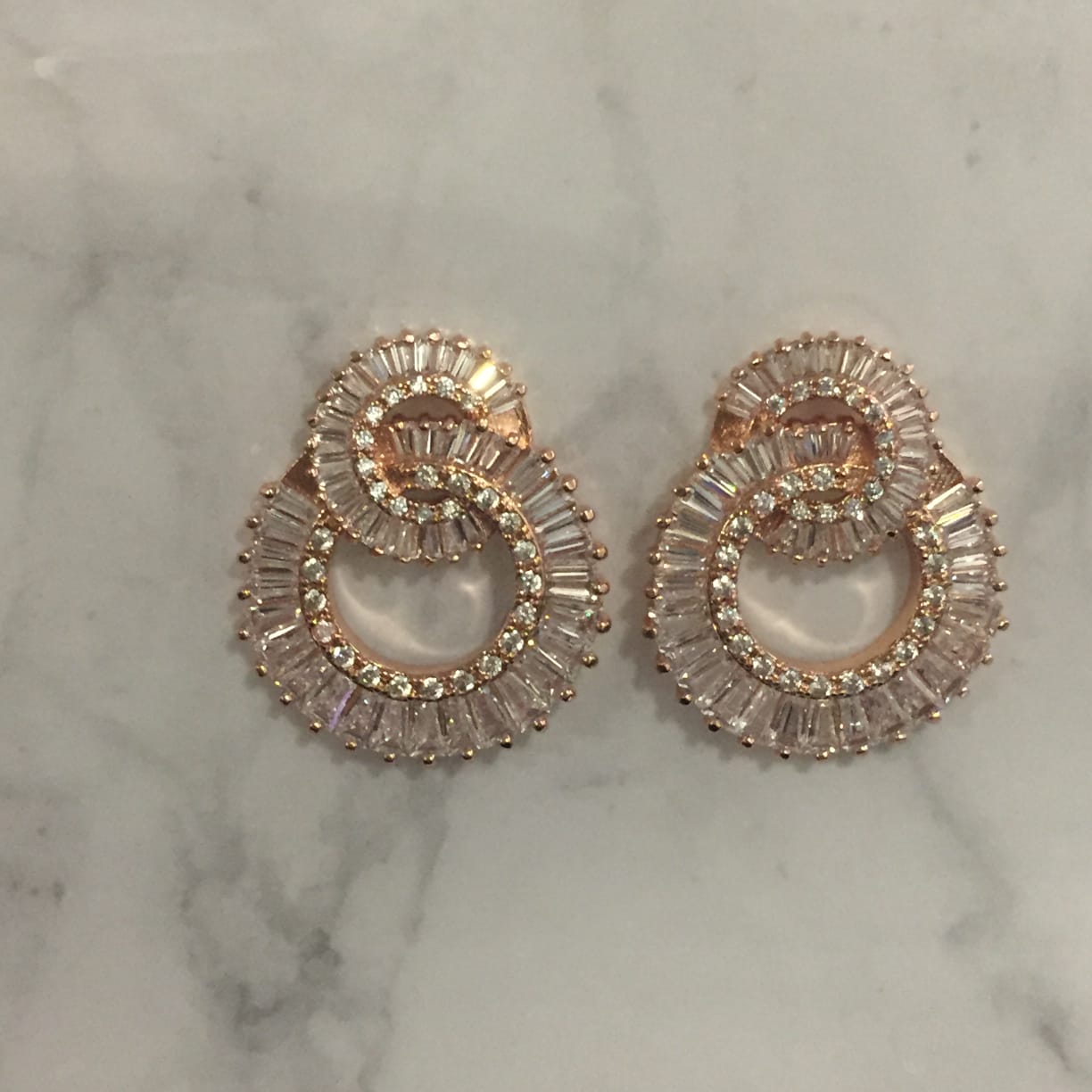 AR556 ARETES ROSA DOS CÍRCULOS