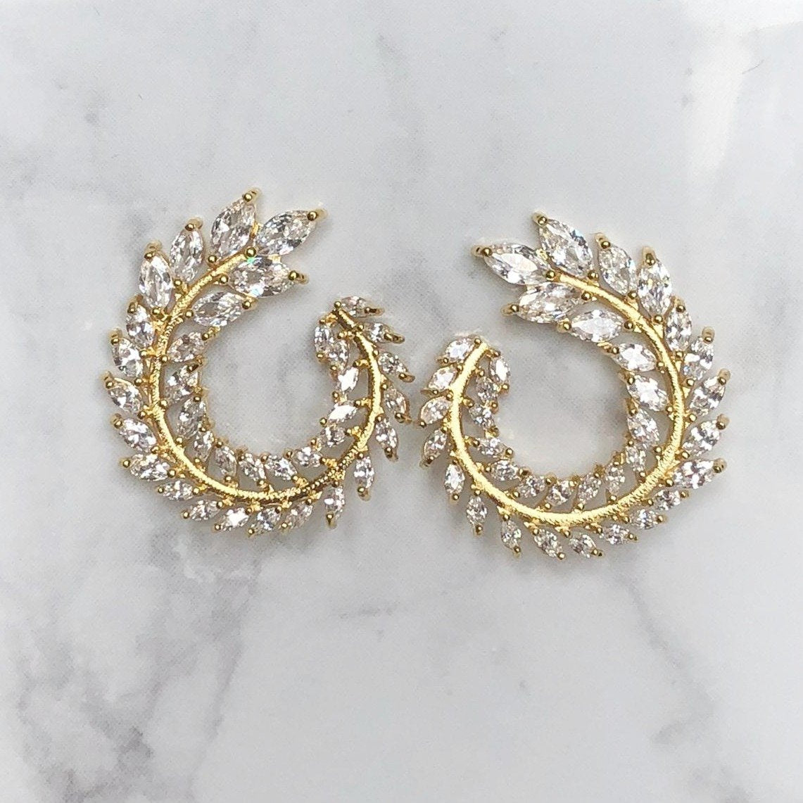 AD384 ARETES DORADOS HOJITAS SEMI-CIRC