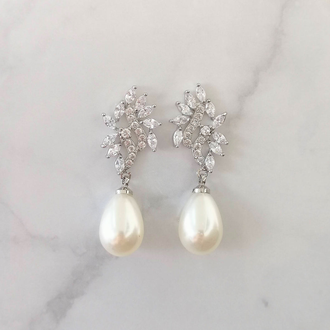 AP922 ARETES PLATEADOS STUD CON CURVA Y PERLA
