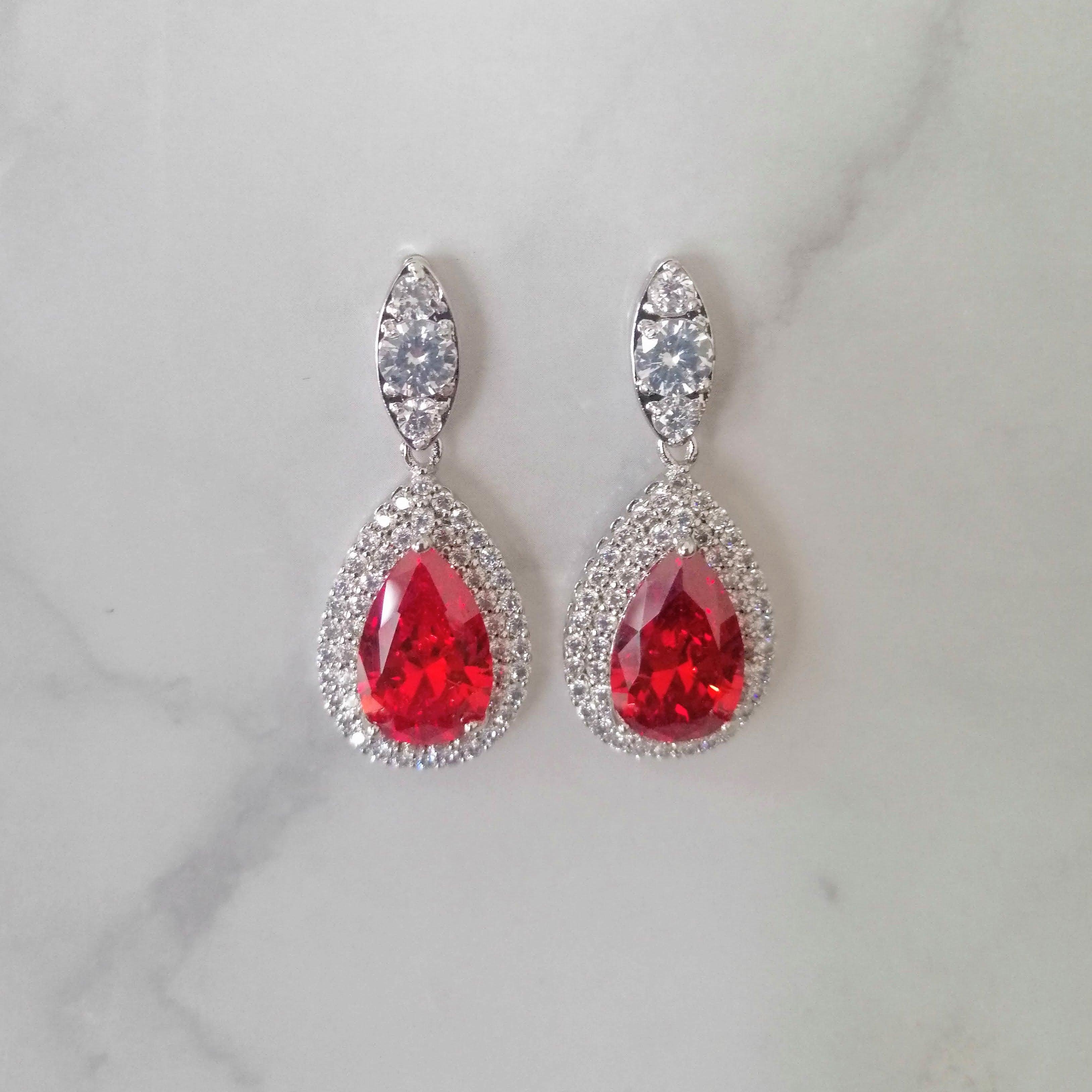 AP873 ARETES PLATEADOS GOTA CON ROJO