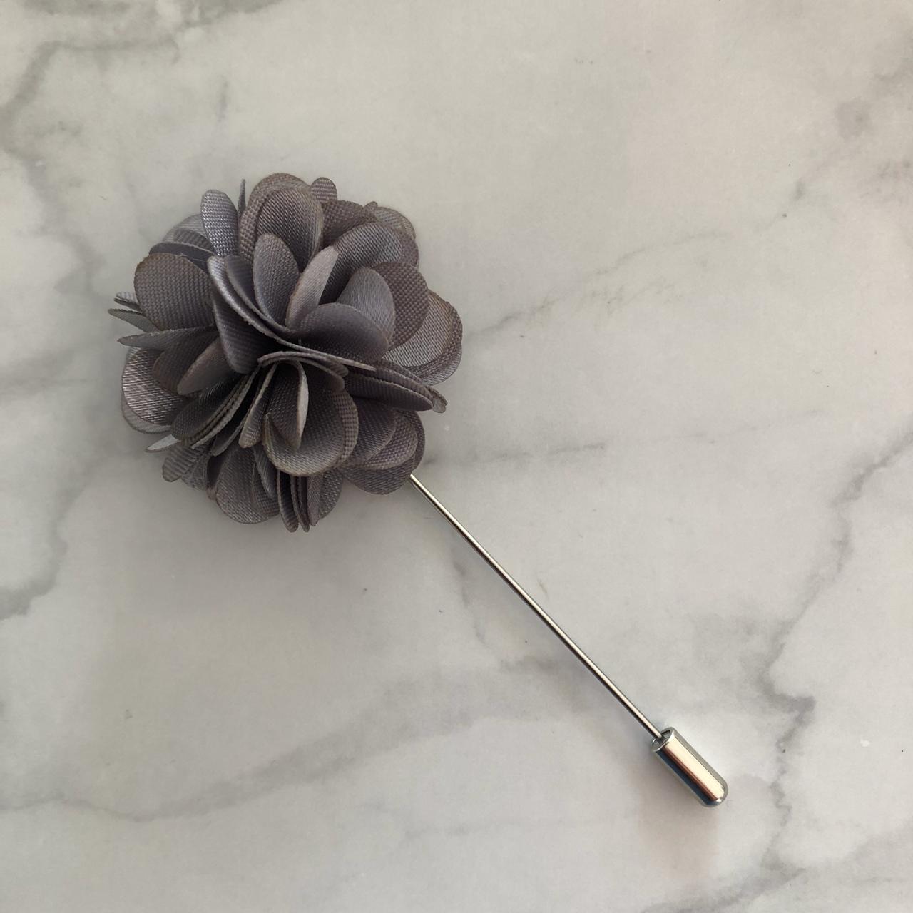 BP112 BOUTTONIER FLOR SATIN PLATEADO