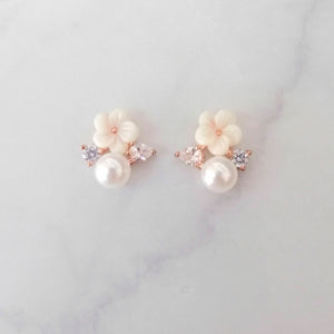 AR896 ARETES ROSAS MINI CON FLOR Y PER