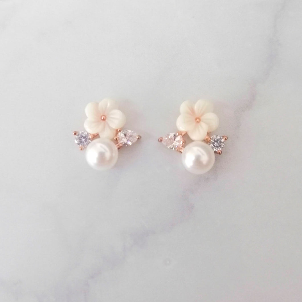 AR896 ARETES ROSAS MINI CON FLOR Y PER