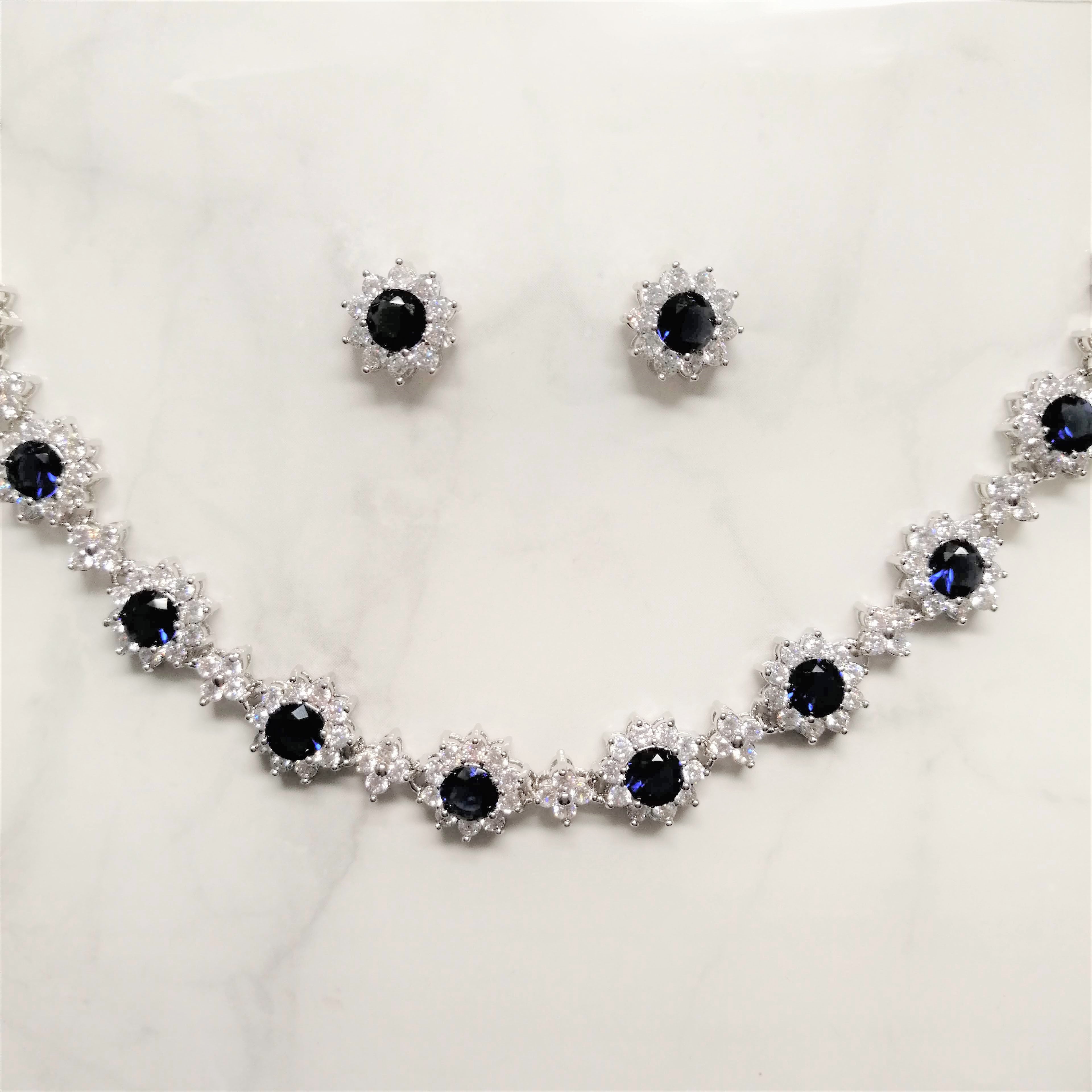 SP623 JUEGO PLATA CON FLORECITAS CON AZUL