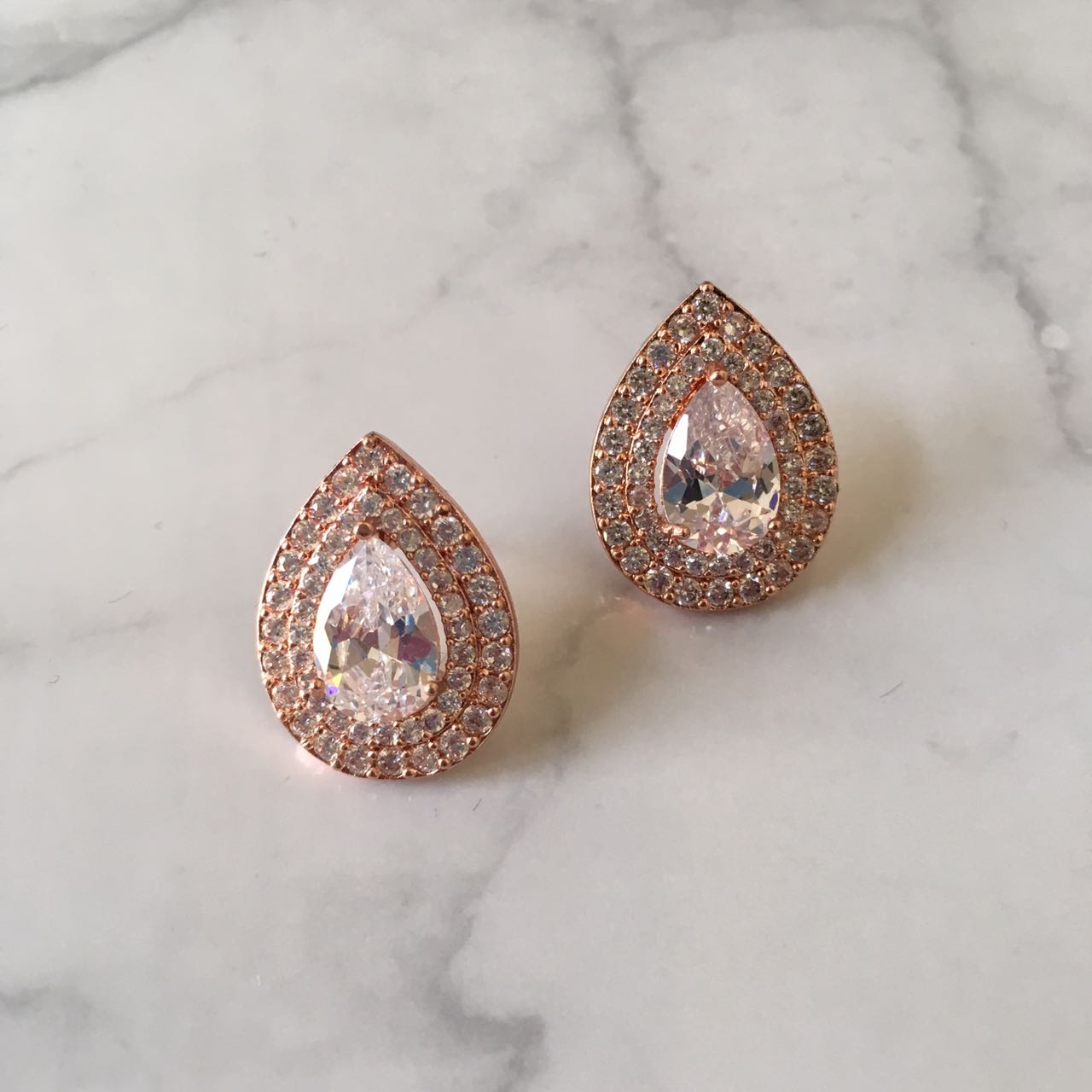 AR269 ARETES ROSAS GOTA GDE