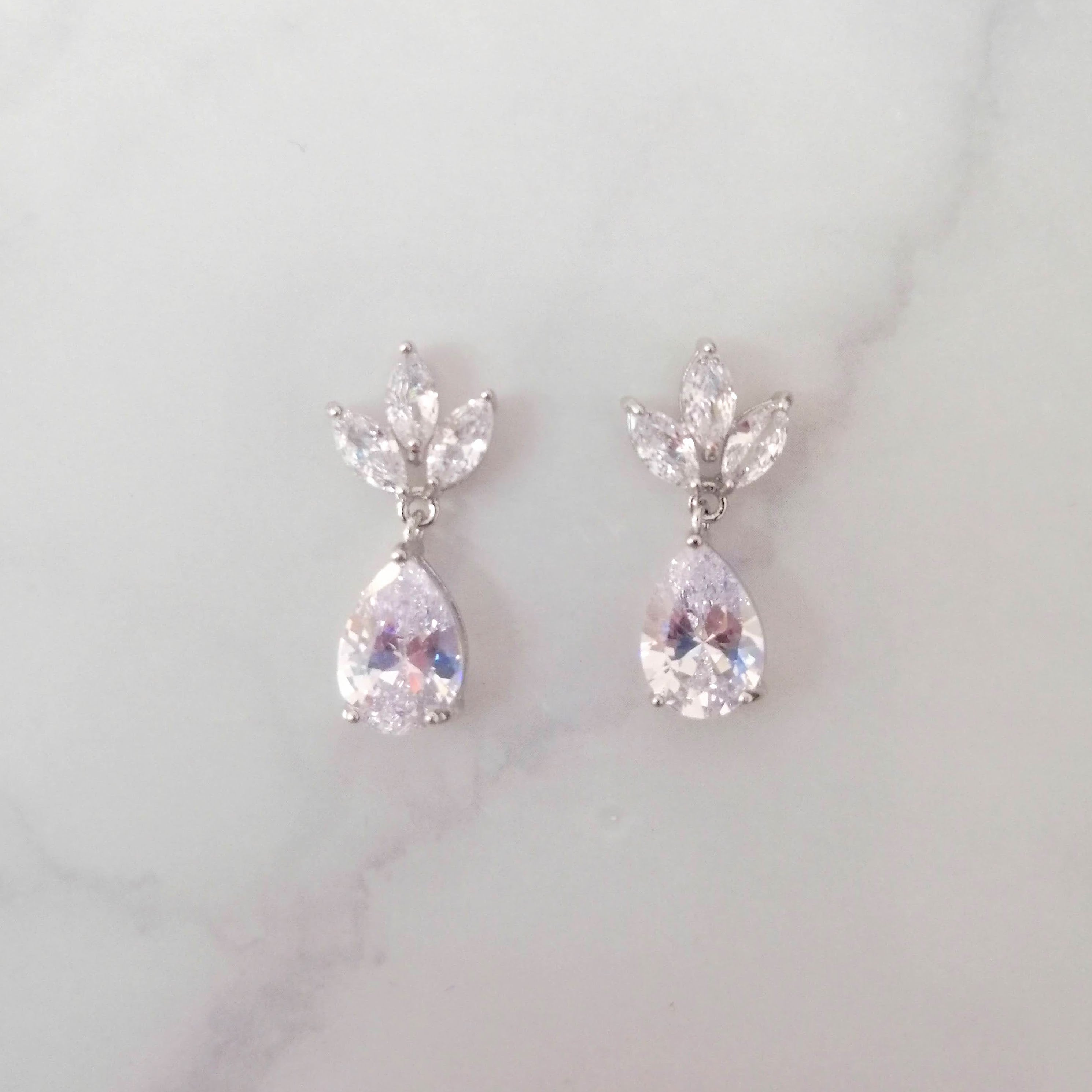 AP900 ARETES PLATEADOS MINI 3 HOJAS Y GOTA