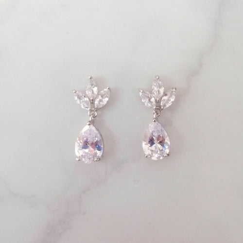 AP900 ARETES PLATEADOS MINI 3 HOJAS Y GOTA