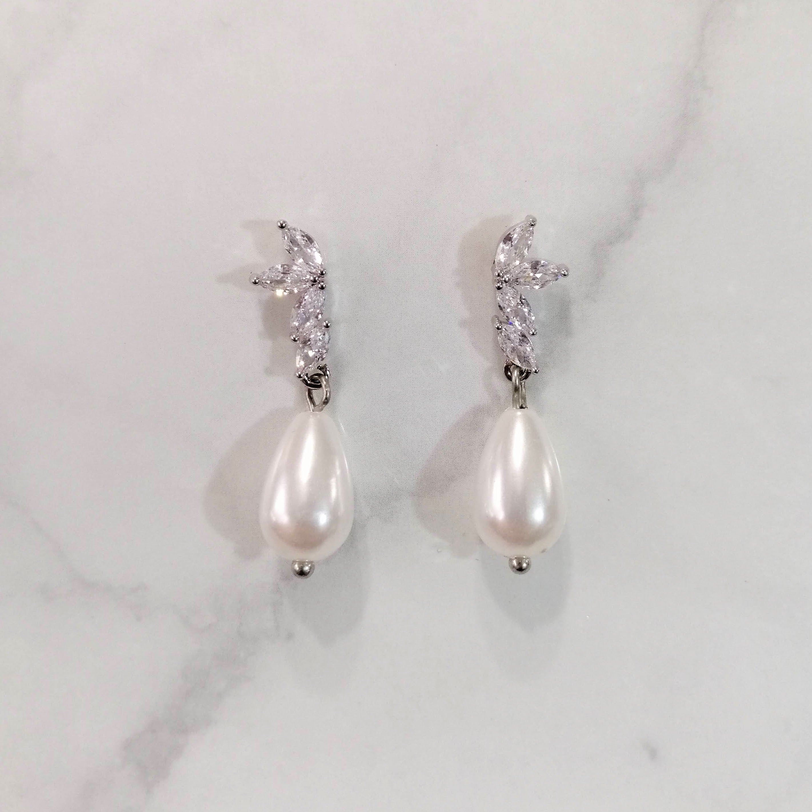 AP859 ARETES PLATEADOS MARQ LADO PERLA GOTA