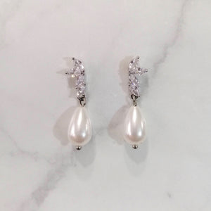 AP859 ARETES PLATEADOS MARQ LADO PERLA GOTA