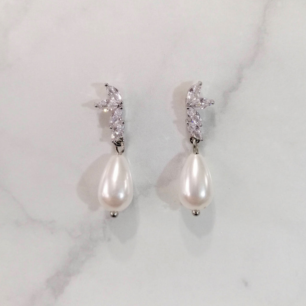 AP859 ARETES PLATEADOS MARQ LADO PERLA GOTA