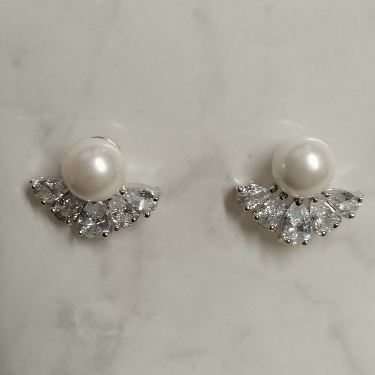AP606 ARETES PLATEADOS PERLA MARC CON 5 GOTAS