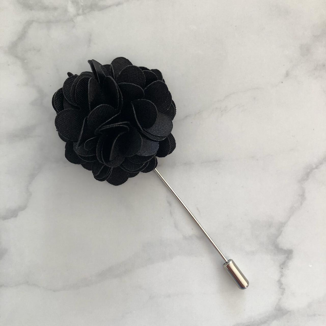 BP155 BOUTTONIER FLOR SATIN NEGRO