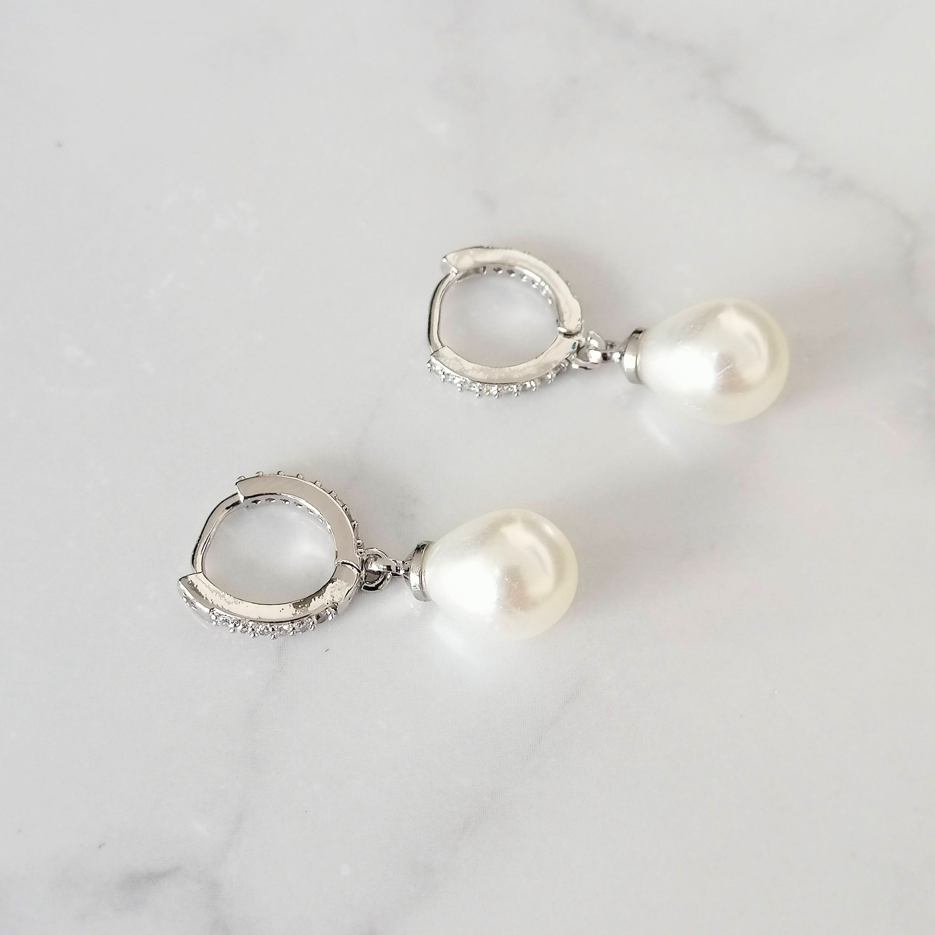 AP927 ARETES PLATEADOS HUGGIES CON PERLA