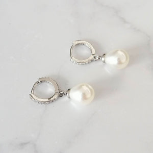 AP927 ARETES PLATEADOS HUGGIES CON PERLA