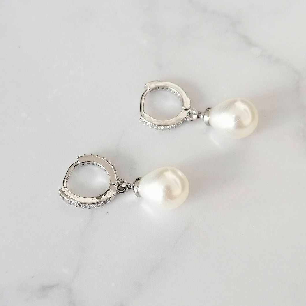 AP927 ARETES PLATEADOS HUGGIES CON PERLA