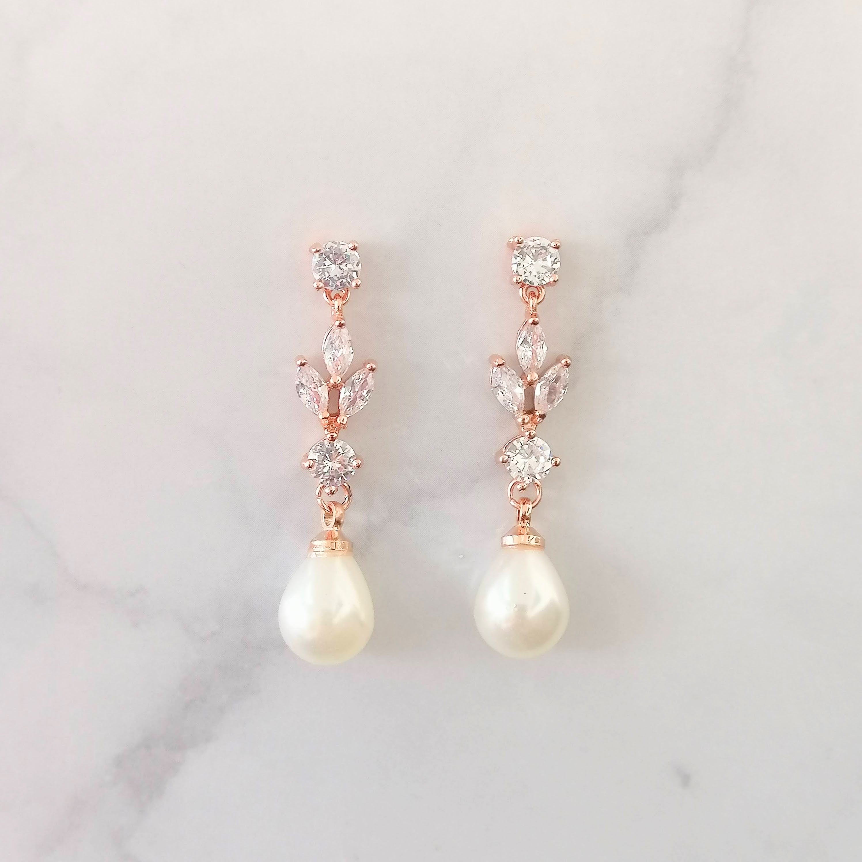 AR908 ARETES ROSAS CIRC HOJAS CIRC PERLA