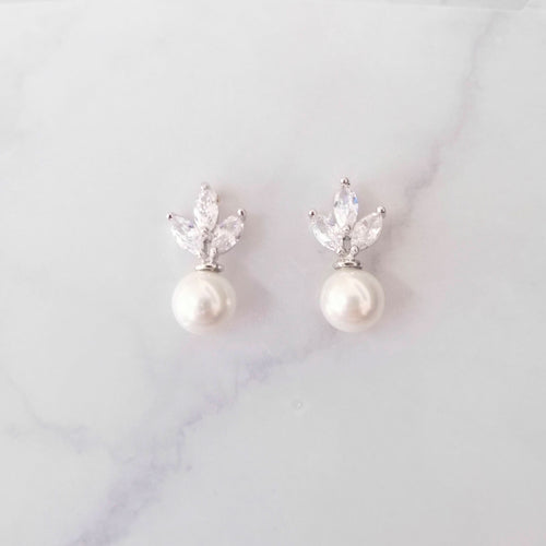 AP894 ARETES PLATEADOS MINI 3 HOJAS Y PERLA