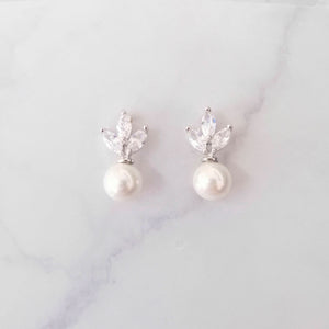 AP894 ARETES PLATEADOS MINI 3 HOJAS Y PERLA